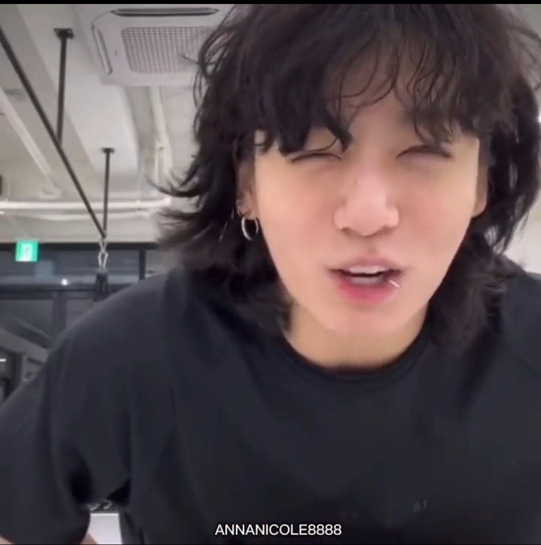 annanicole8888's tweet image. SHIT, LIFE GOES ON,MY ASS😭😭😭, I HAVEN'T MOVE ON BY MISSING JK LIVE, YOU HEAR??? 😭