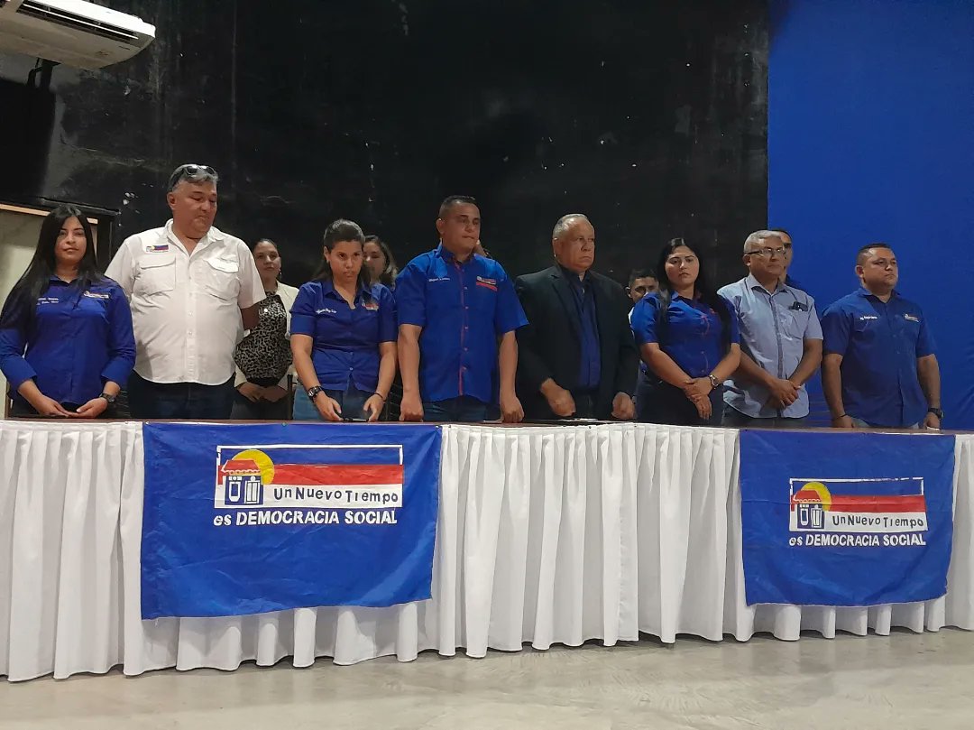 DipHectorVargas's tweet photo. #11DeFeb Desde el Zulia en el mcpio. Miranda tuve el honor de juramentar a la nueva Dirección Ejecutiva Mcpal. y Parroquial del partido UNT Miranda un acto que cubrió las expectativas destacando el compromiso de seguir trabajando en beneficio de los mirandinos y sus comunidades. https://t.co/XfcQ8wJ0UJ