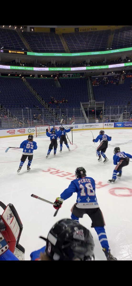 wallz58's tweet photo. @YSExpress 3 Oakland Jr Grizzlies 2 SO 
Pee-wee Quebec @tournoipeewee https://t.co/4cxZNxsErz