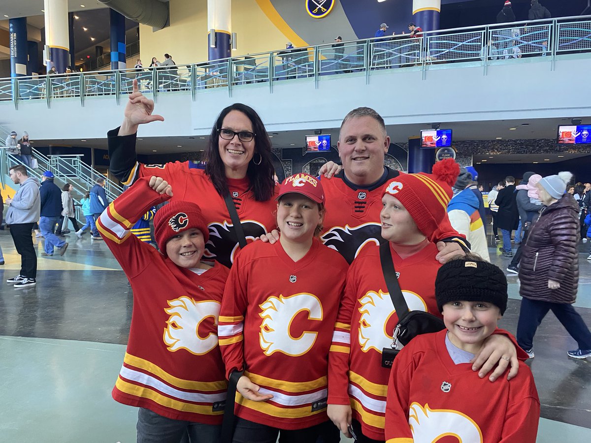 kwilliams0405's tweet photo. Go Flames π₯ Go!!! @NHLFlamesPR @NHLFlames #darrylsutter https://t.co/0RDqPa638H