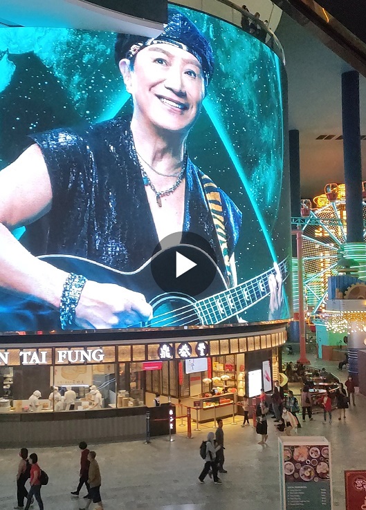 GENRON_NEKORON's tweet photo. 先日、https://t.co/5YQVHv0xIa　出演で知られる サミュエル・ホイ（SAM HUI) のマレーシア公演を公式取材。プロモーションビデオでは、あの映画主題歌が使われており、多数のアルバムを持ちながらも、いまだ代表曲のひとつはそれなのだ。74歳でも元気に歌っていて嬉しい。#samhui https://t.co/Goj0RlTZH6
