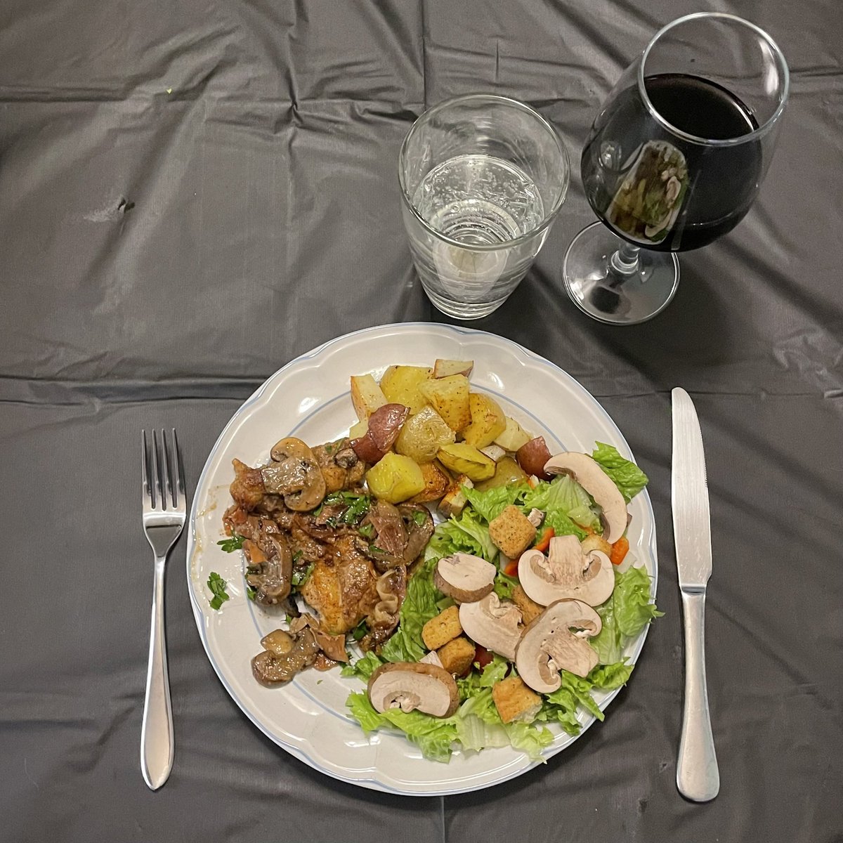 JacobWischoff's tweet photo. Getting ready to watch VargasFoster on Showtime Boxing. It is a great joy to cook before sporting events.
Chicken Marsala, Roasted Potatoes & Salad. 💯👌🏻 #FightNight #VargasFoster #ShoBoxing https://t.co/VztQporEp7