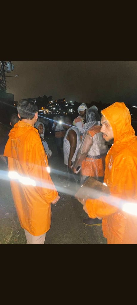 🚨🚨Defesa Civil juntamente com  Núcleo Regional neste exato momento no mundo novo, na comunidade do caramujo em Niterói, houve um deslizamento no local; Felizmente ninguém foi ferido.