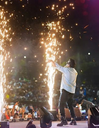 YuvanTrendz's tweet photo. Snaps of #YuvanShankarRaja from  #DatewithYuvan concert🔥😎

@thisisysr | #Yuvanism https://t.co/AlQ7nIeyAm