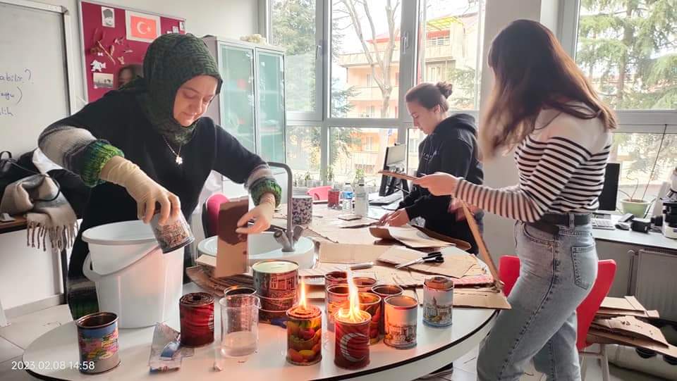 hbfettahoglu's tweet photo. 📌Ortahisar Faruk Başaran Bilim ve Sanat Merkezimiz, sayısız ısı ocağı üreterek depremzede kardeşlerimize gönderdi. Birbirini yüreğinden tutan ve birbirine yüreğiyle ışık olan Trabzon eğitim ailemiz! 
📌Birlikte üreteceğiz, birlikte iyileşeceğiz. 
Teşekkür ederiz.
@tcmeb https://t.co/VWJpxbPQzh
