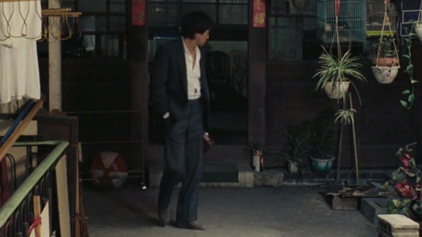 I'm not crazy about the precise details of the menswear in the film Taipei Story (Edward Yang, 1985), but it has cool 1980s businesswear vibes. Love the wider shoulder, drapey tailoring, lower gorge, big glasses, thin belts, higher pants, and looser legs