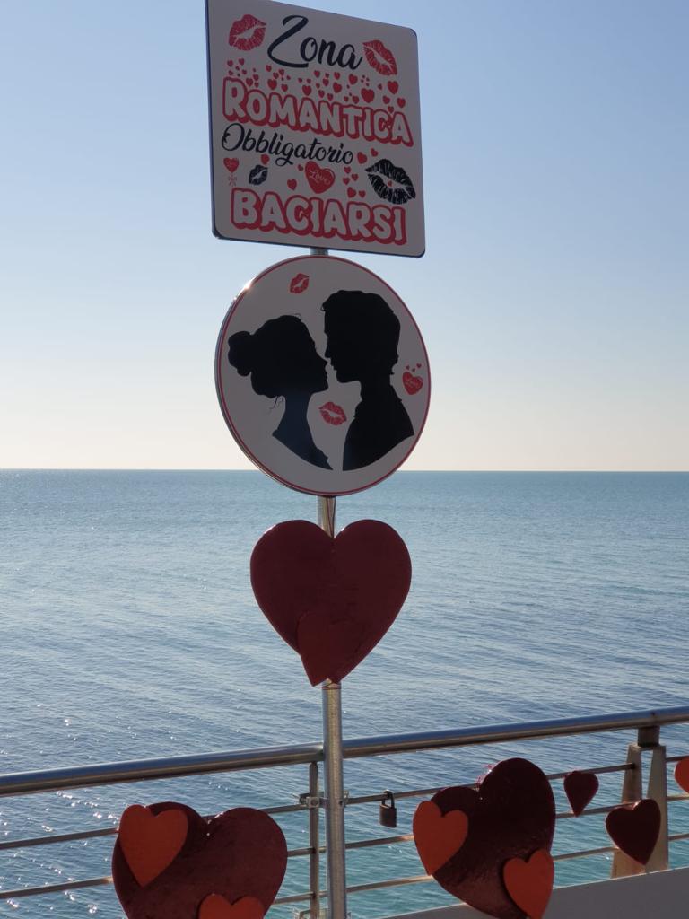 #Buongiorno #GoodMorning #GutenTag #BuenoDìas -

#GRADO romantica per #SanValentino con l'obbligo di baciarsi  (sposi compagni-genitori e figli-tra amici-l'amore per gli animali...) - 

oggi su <a href="/il_piccolo/">Il Piccolo</a>  - (foto Roberto Camuffo) -

<a href="/mariacr28250504/">maria cristina lazzi</a> <a href="/giorgiobigi1/">giorgio bigi</a> <a href="/marina52182/">Marina 🦊🎾❤️</a>