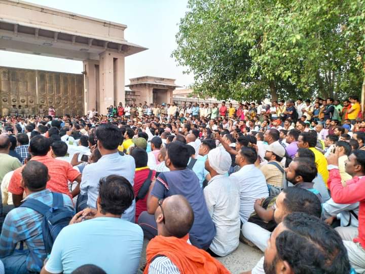 Amargautamlko's tweet photo. #69000_शिक्षकभर्ती_आरक्षण_घोटाला_न्याय_कब

@UPGovt न्याय की बाते करते हैं, पर न्याय धरातल पर नही दिखता!

#Joining दो 6800 SC/OBC शिक्षक को

@sushmaAnchor
@myogioffice
@PMOIndia 
@rashtrapatibhvn
@thisissanjubjp
@kpmaurya1
@ABPNews
@UPTakOfficial https://t.co/13yLLbGBzc