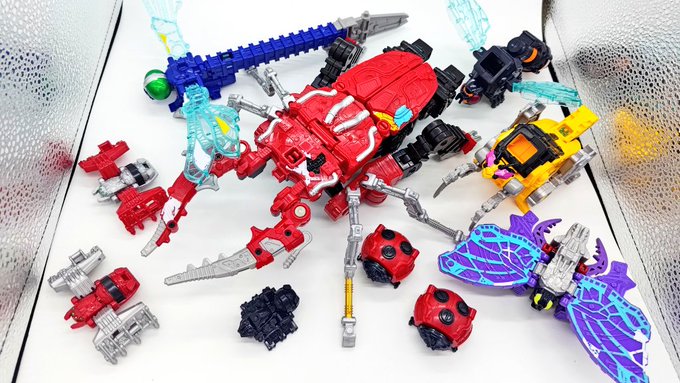 合体前の各メカを並べてるだけでテンション上がってしまいますね……クワガタがデカいぜ 