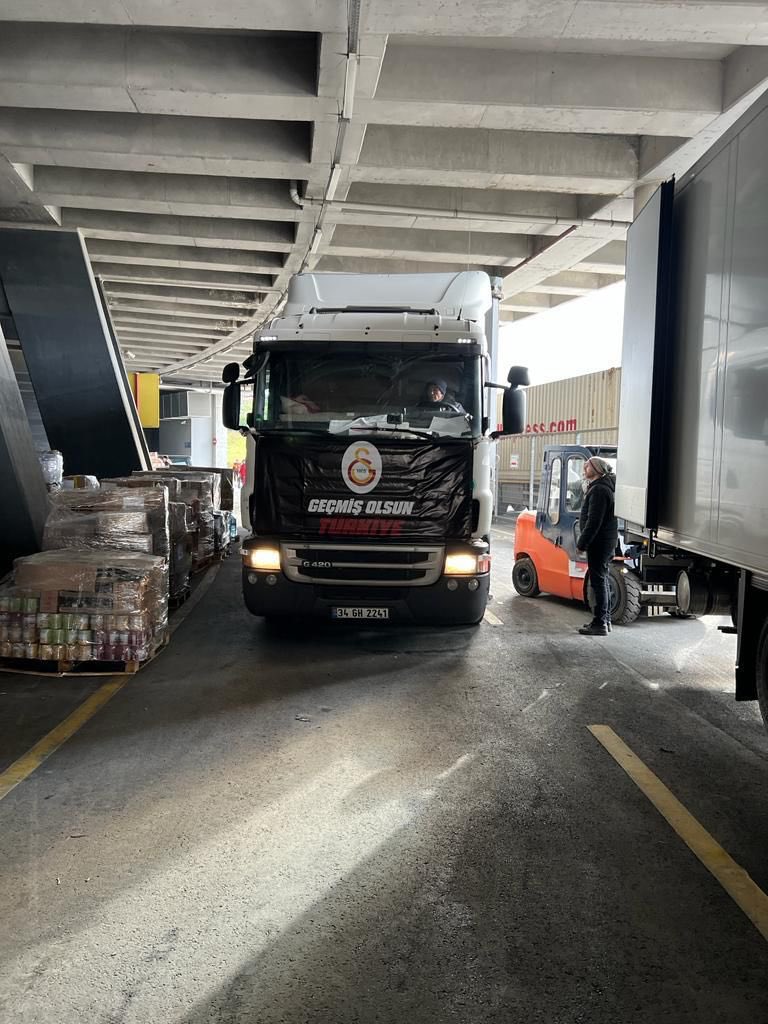 Yardım tırlarımız, <a href="/AFADBaskanlik/">AFAD</a> ile koordineli olarak afet bölgesine doğru yola çıkmaya devam ediyor. 

Afet bölgesine giden tırlarımıza verdikleri desteklerden ötürü <a href="/petrolofisi/">Petrol Ofisi</a> ve Öz Destan Global Logistics’e teşekkür ederiz.