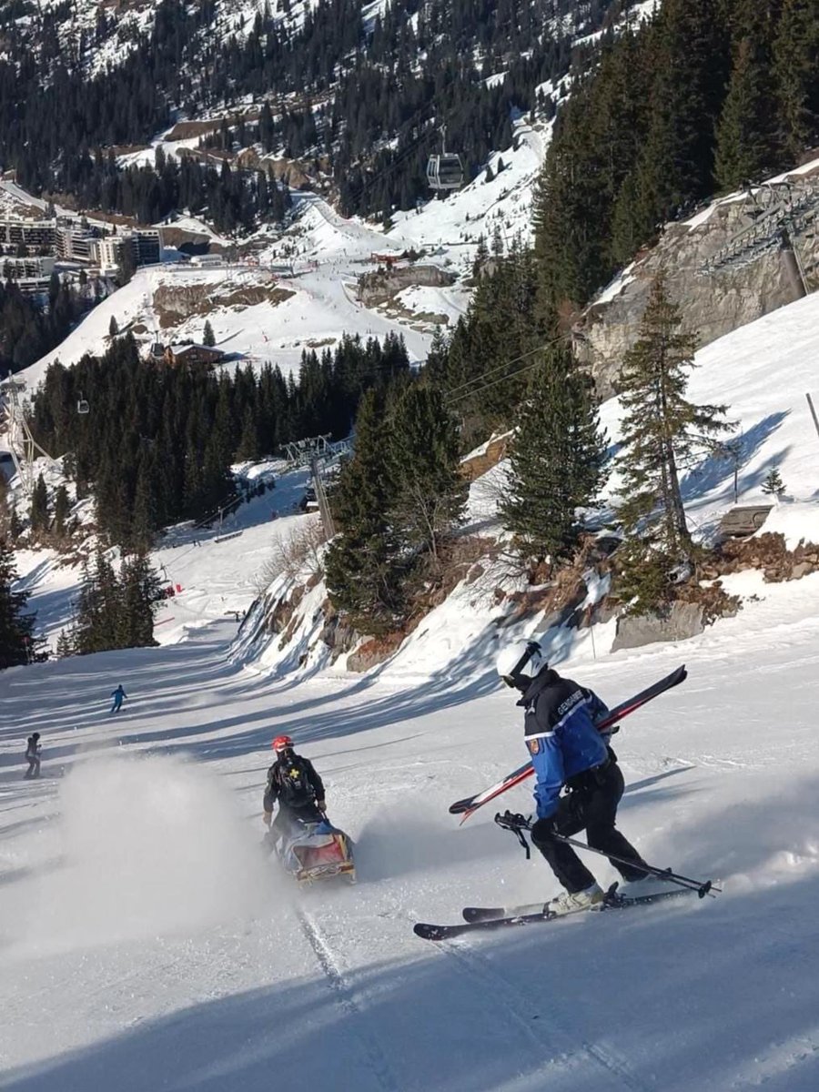 Gendarmerie_074's tweet photo. Tout schuss vers les pistes⛷️… respectez votre niveau et contrôlez vos descentes sur les 🎿 comme au bar🍺
Les gendarmes multiplient les services de prévention pour des journées au ski réussies☀️
#SkiCool
📸gendarmes de Scionzier au @LeGrandMassif https://t.co/VjeksDVAhg
