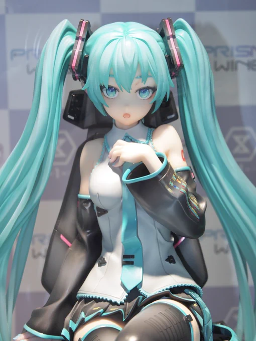 正直この1/4ミクさんは実物見るまで分からんぞと思ってたけど、めっっちゃ好みだった。。ボーイッシュかつおさなダークな感じのお顔と斜めから見た時の口の形が大層すてき 