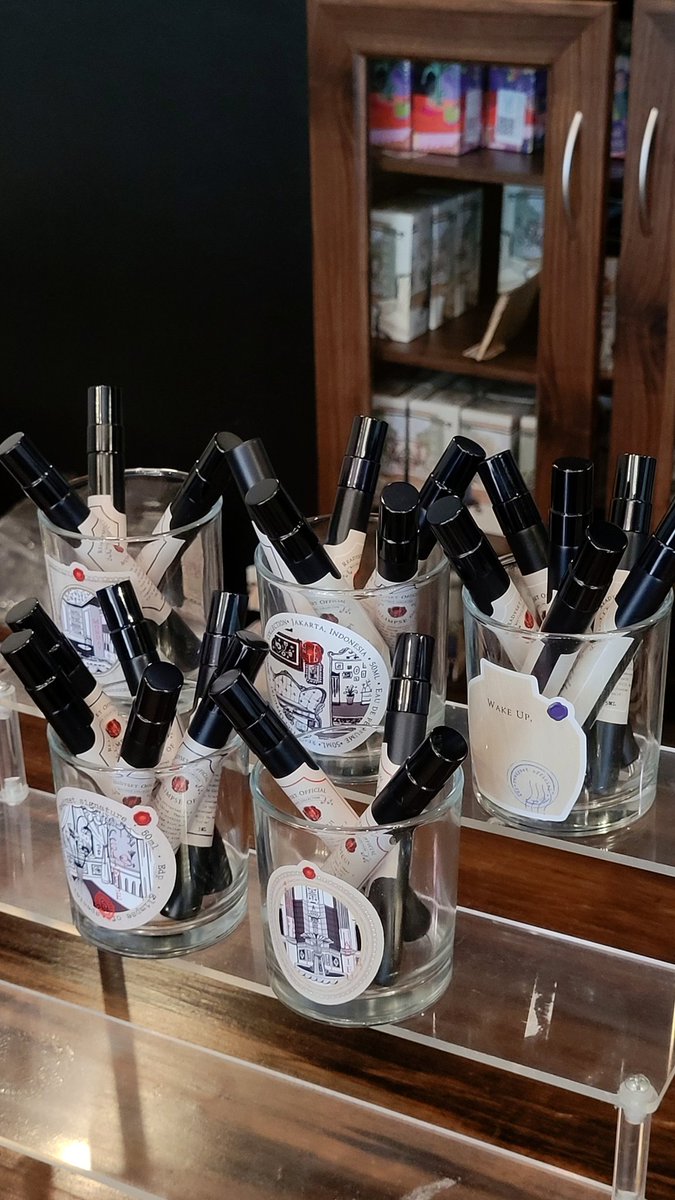 helloreadyset's tweet image. taugasih taugasiiiiih skrg udah ada boutique collection yg versi travel size 🙂🙂🙂 

sementara ini kalian bisa dapetin ini di toko pakubuwono yah, soon merambah ke toko lain di seluruh dunia 💨