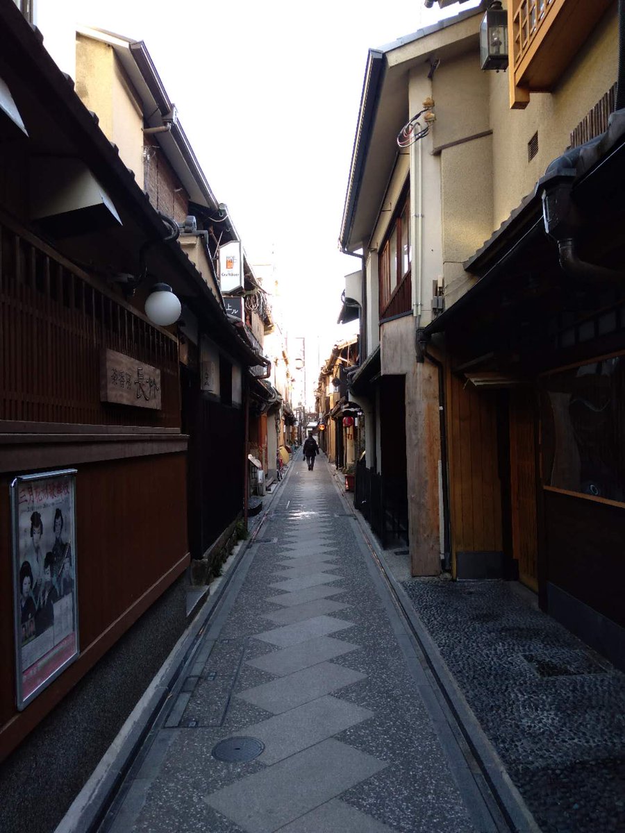 AlzaHotel's tweet photo. 早朝の先斗町の静けさ。
この細い通りが、��方を過ぎると外国の方も多く行きかう通りに変わります。
コロナ前の活気に戻りつつあります。

＃先斗町　＃レストラン通り　＃京都 https://t.co/XNrPociipa