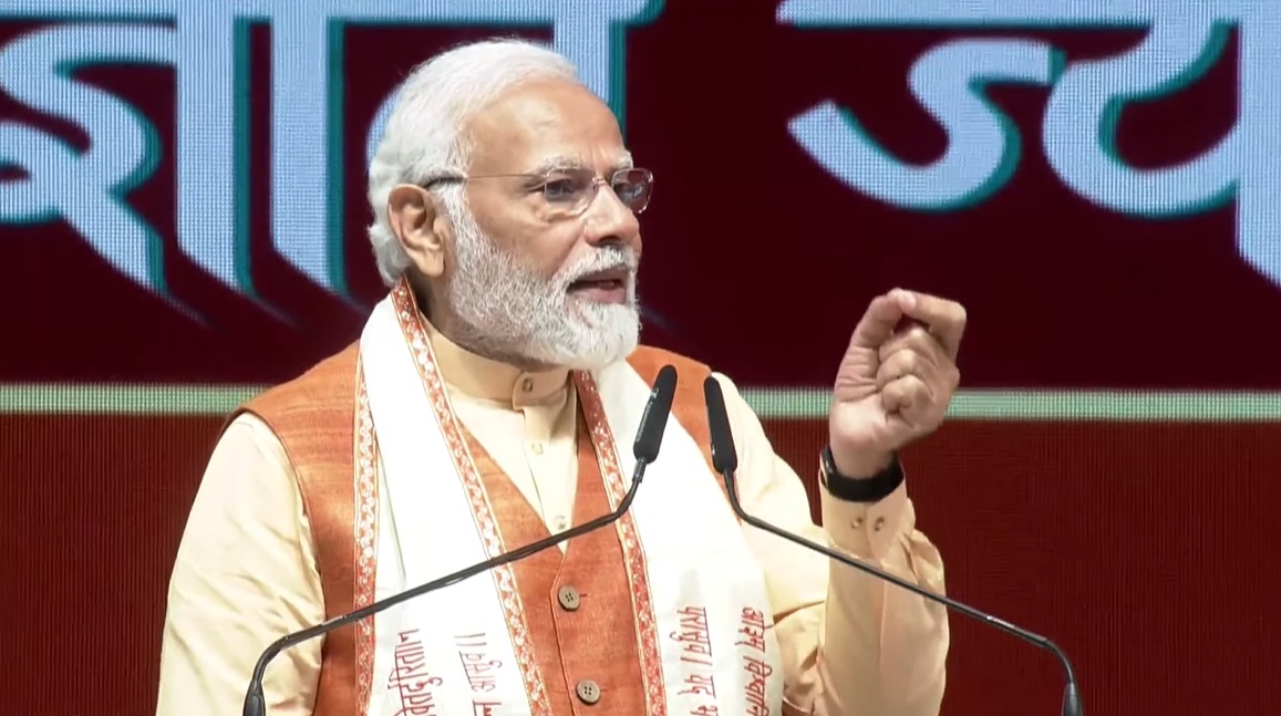 स्वामी दयानंद सरस्वती जी ने अपने जीवन में केवल एक मार्ग ही नहीं बनाया, बल्कि अनेक संस्थाओं का भी सृजन किया।
  
वो अपने जीवन काल में क्रांतिकारी विचारों को लेकर के चले,उनको जिया और लोगों को जीने के लिए प्रेरित किया। उन्होंने हर विचार को व्यवस्था के साथ जोड़ा।

- पीएम <a href="/narendramodi/">Narendra Modi</a>