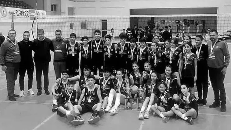 bpthaber's tweet photo. Turnuva için Adıyaman’a gelen KKTC’nin Gazi Mağusa Türk Maarif Koleji’nin 39 kişilik kafilesinde kız ve erkek voleybolcularının tamamı deprem sonrası enkaz altında kalarak yaşamını yitirdi. Sadece 4 veli ile 1 müdür yardımcısı kurtulabildi. https://t.co/Zi49FZPrxT