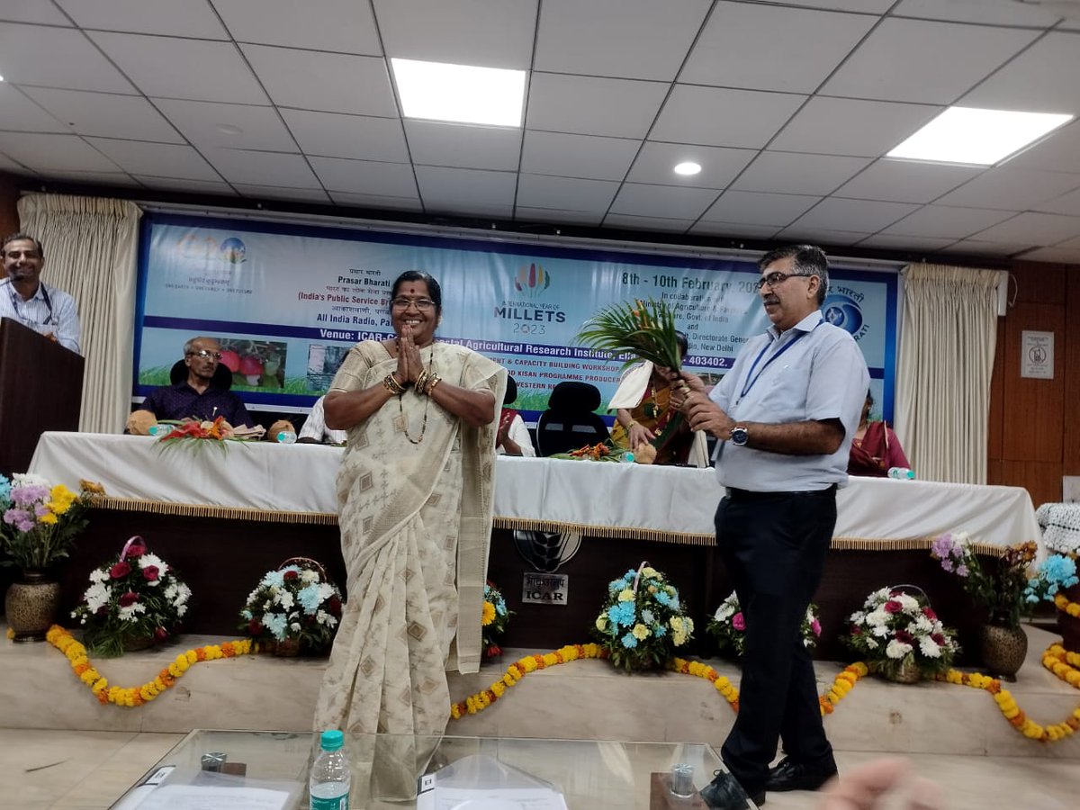 farmandhome2's tweet photo. AIR Kisanvani &amp; DD Kisan Producers met @CCARI Goa @AgriGoI @nstomar
Takeaways
Agristartups engine drivers 4 India's Agri #G20India
Media push 4 SriAnna: Farmers #IYOM2023
Felicitated Pednekarji frm Goa, Hon'ble PM spoke to in Mann Ki Baat
@narendramodi
@Me_Deejay
@DDKisanChannel https://t.co/uoOIMAJhH1