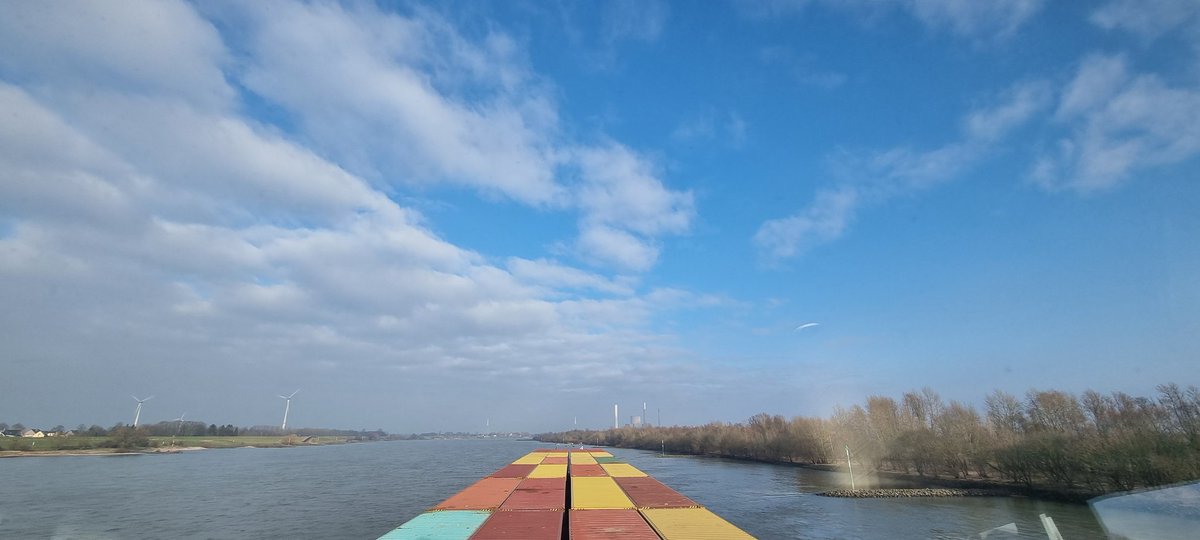 johan_klos's tweet photo. Goedemorgen zou er dan toch een #ufo op de #krib geland zijn #duitsland vreemd #lichtverschijnsel #binnenvaart mooie #opklaringen 🙋‍♀️🙋‍♂️🙋 https://t.co/t2rPtI9uw0