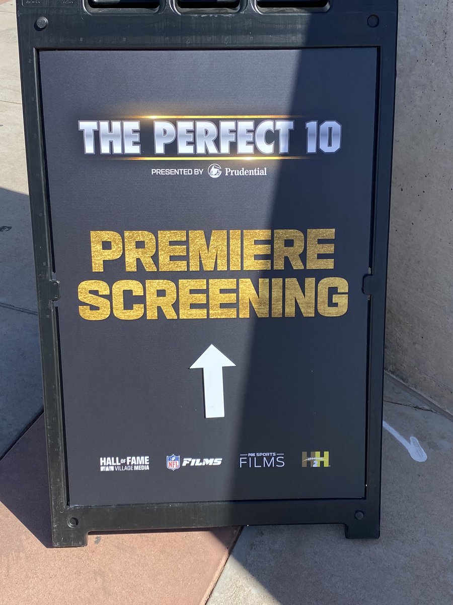 RBYowell2's tweet photo. Attended the premiere screening of #ThePerfect10, the story of the 10 men to win the Heisman & be enshrined in the 🏈 HOF. Great to see @aquariusseblue, whose firm produced the H2H show. Got to speak w/ legends like @BarrySanders, @MarcusAllenHOF ✌️, @81TimBrown & @Tony_Dorsett. https://t.co/vTVo226CRR