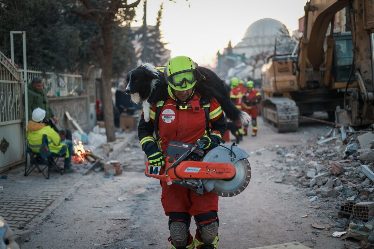 vocesnplural's tweet photo. #SismoTurquía | En el quinto día de la misión, los brigadistas mexicanos y equipos locales rescataron a una niña de 8 años en Turquía.
📸 Secretaría de Marina
#VocesEnPlural #Semar #MisionRescate https://t.co/mm8uWc4Lzg