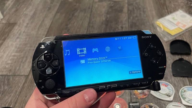 ModernNotoriety's tweet photo. Sony shoulda kept that PSP goin. https://t.co/ndUu55g2h8