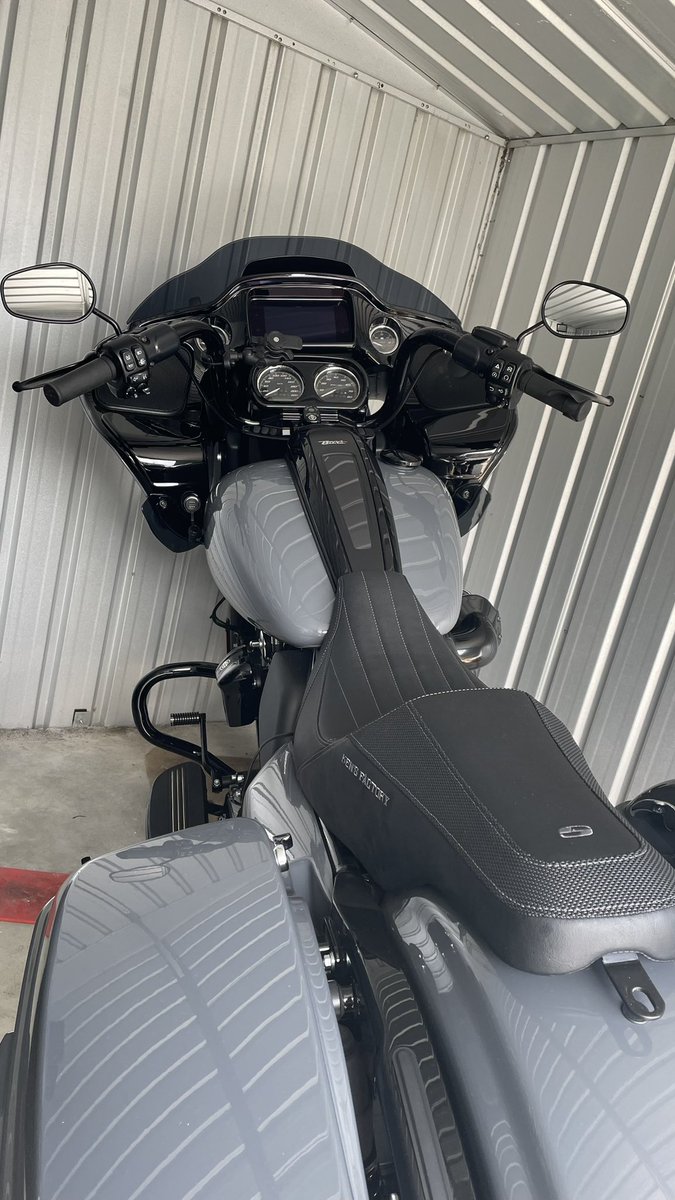 tucker68_'s tweet photo. 前のロードグライドで付ける事なく眠っていたシート、今となってはグレーのステッチは正解だった。
#roadglidest #saddlemen #kensfactory https://t.co/zSC0CHAvaa