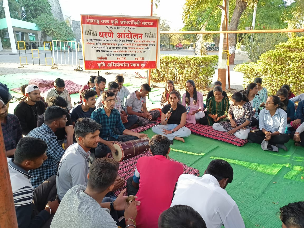 SwarajMore14's tweet photo. #JusticeForAgrilEngg  कृषी अभियंत्यांच्या आंदोलनाच्या १७ व्या दिवशी टाळ मृदुंगाच्या गजरात भजन म्हणत विठ्ठलाला घातली साद
@mieknathshinde @Dev_Fadnavis 
@CMOMaharashtra 
@maha_governor @PMOIndia @rashtrapatibhvn
@mpsc_office
#MPSC #ABVPForStudents
@AnkitaPawar05 @AHThombare https://t.co/zD9IoeWYco
