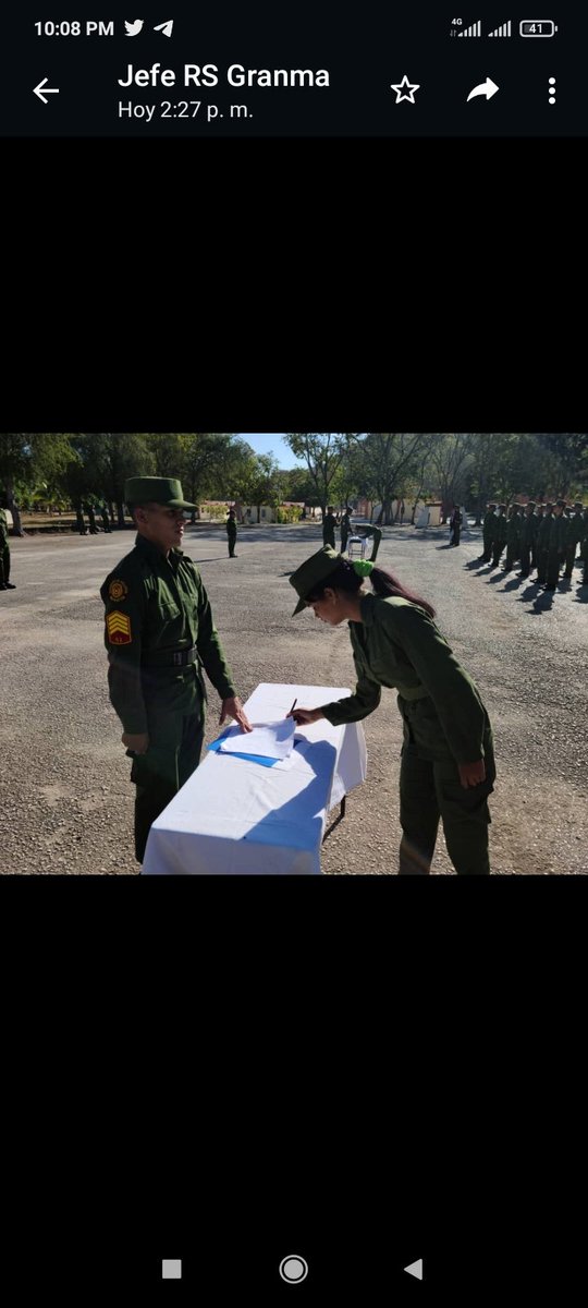 EjrcitoOrienta1's tweet photo. En la mañana de hoy, jóvenes del "Señor Ejército" concluyen la preparacion básica de los nuevos soldados, sus familiares y colectivo están agradecidos por su comportamiento y la firmeza en su actuación en defensa de la #Patria #JuntarYVencer https://t.co/WJFaF3iPol