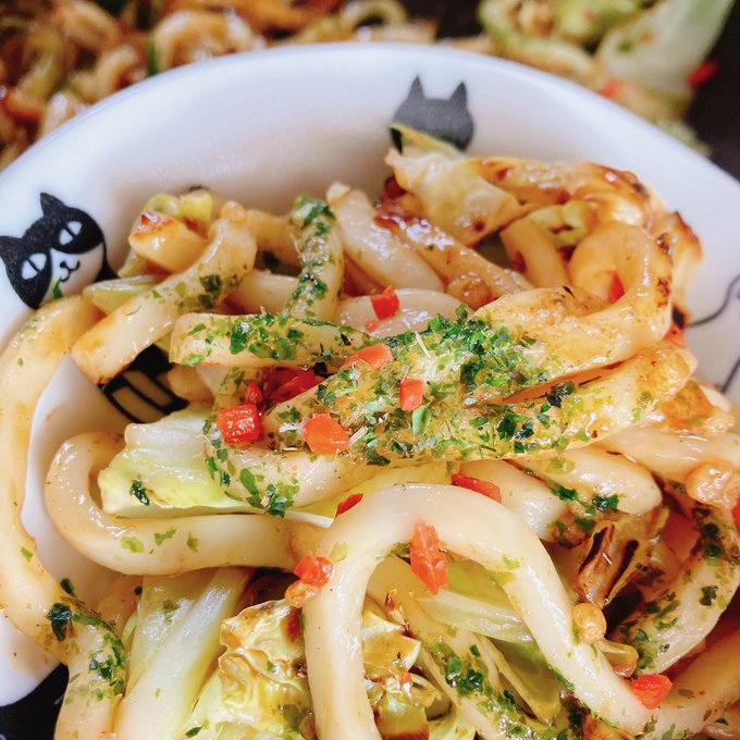 昼飯は自分を焼きそばだと思い込んでいるやきうどん。 