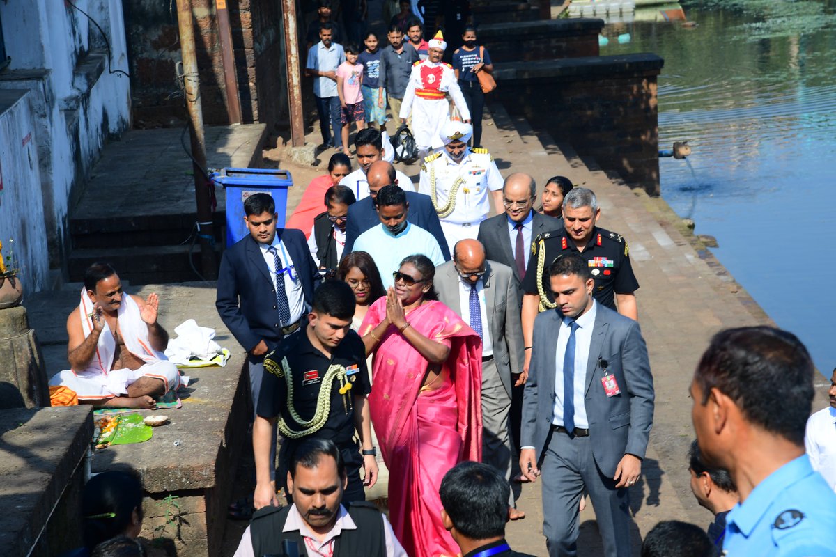 President Droupadi Murmu offers prayers at the Lingaraj temple. But at the same time extremely proud of #AvinashChhetry  you make Assam proud. So lovely to see you leading the President, like a son performing his duties.
#President #Odisha