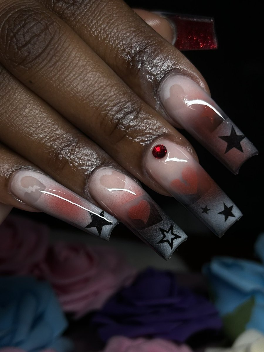 va13ryy's tweet photo. Love doing airbrush freestyles 😻😻😻#kcnailtech #airbrushnails https://t.co/Piv4FdAjAY