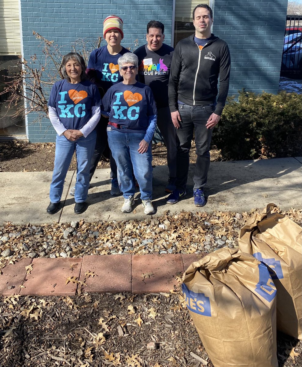 jorgesantana3rd's tweet photo. Today was the Pet Food Pantry event at Great Plains SPCA which takes place on the 2nd Saturday of every month, and provides cat and/or dog food to people who need assistance. https://t.co/o4zBOnpRvi