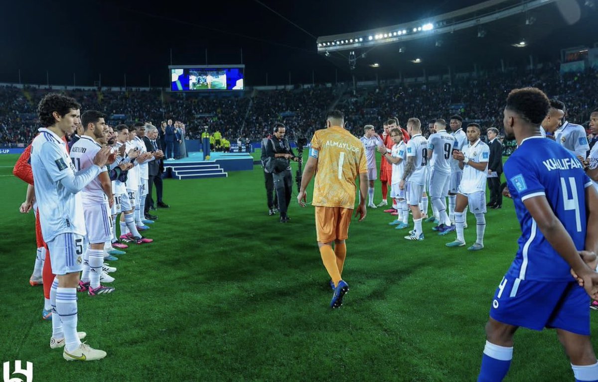 leeminho2888's tweet photo. عندما سقط الهـلال أصبح وصيف العالـم ويقف له مدريد في ممر شرفـي 
حتى في سقوطه كبريـاء 💙💙

 #AlHilal
 #الفضيه_صعبه_قويه
 #الهلال_وصيف_العالم https://t.co/PGyRDgx1JO