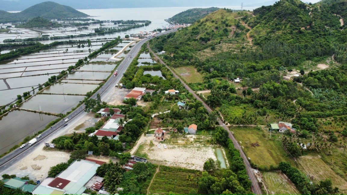 PhmLTun1's tweet photo. Bán đất thị xã ninh hoà giá bán 2,5 tr/1m thổ cư 300m tổng diện tích 3200m https://t.co/6DYAb7S4KQ