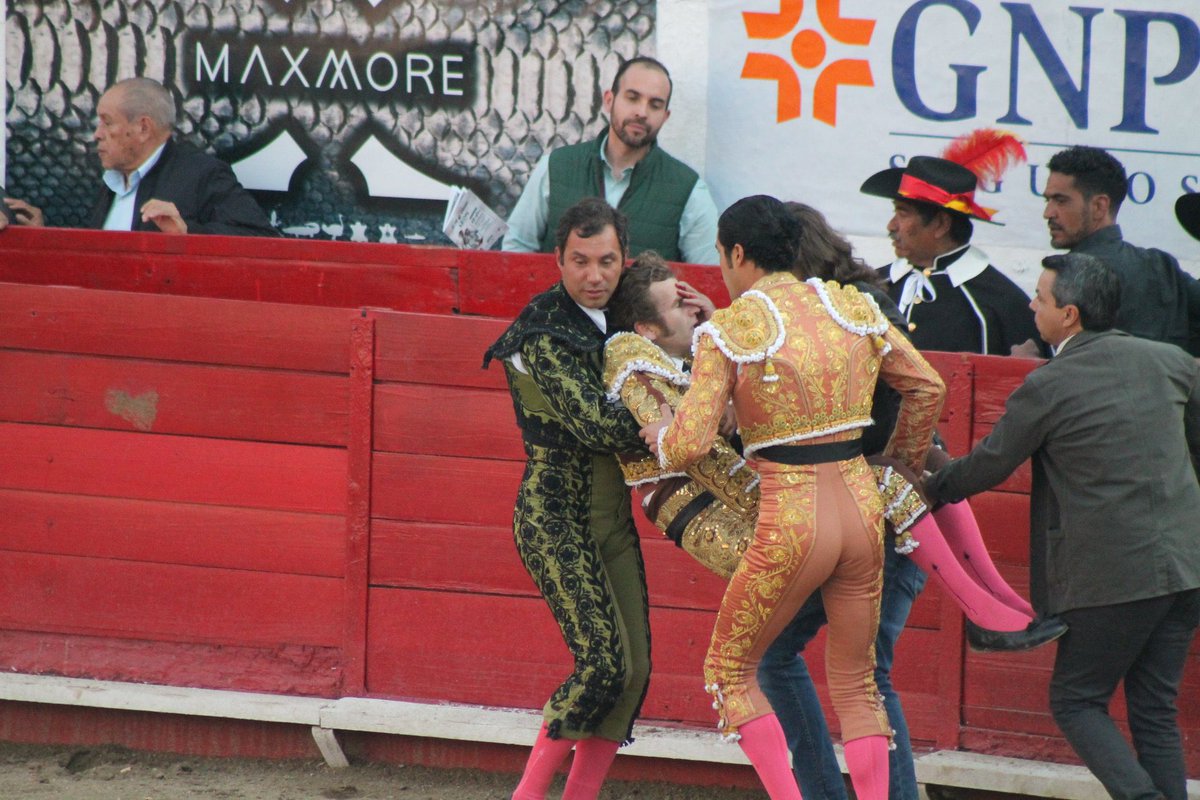 expresoqro's tweet photo. “El Payo” es cornado durante corrida en la Plaza de Toros la Luz en León, Guanajuato. https://t.co/ztqHyxEsHC