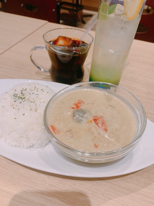 つげざカフェ行ったわよ〜!!一人でスイーツはキツかったので推しカプドリンクとタ君のグリーンカレーだけ頂きました ほんとにカレー美味しくて…頼むからパウチで売ってくれんか 