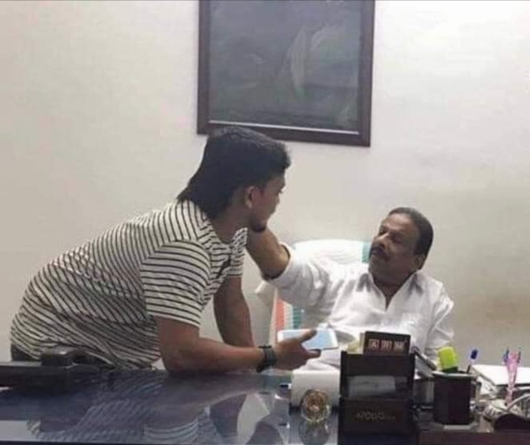 ഫെബ്രുവരി-12

ഹൃദയത്തിൽ മുറിവേറ്റ മറ്റൊരു ദിവസം.

സിപിഎം കാപാലികർ അരുംകൊല ചെയ്ത എന്റെ ഷുഹൈബിന്റെ ഓർമകളിൽ...