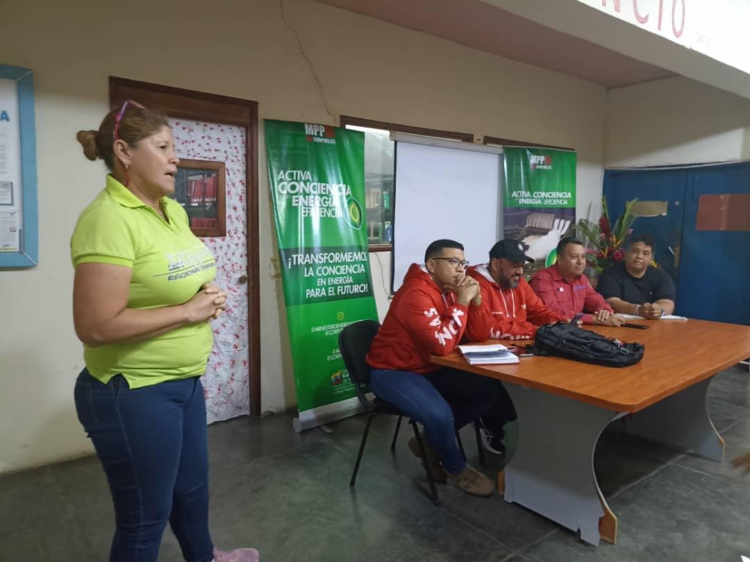 CaripitoConcejo's tweet photo. Presidenta del @CaripitoConcejo Lcda. María Carreño participó en el parlamentarismo de calle realizado en el municipio Bolívar contando con la presencia de @OmarPSUV_ #HermesSalazar y el equipo de @CorpoelecInfo 
@ErnestoLunaPsuv @FidelVsquezPSUV https://t.co/mQvjSdfus6