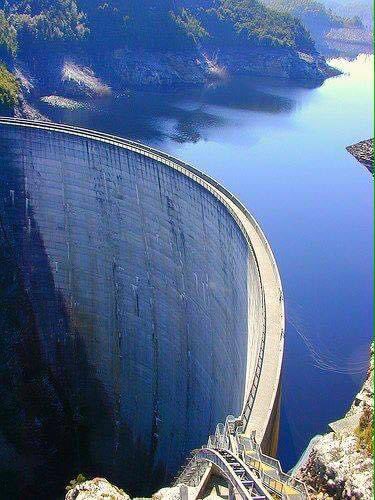 Maravilla de la Ingeniería Civil. Presa en Strathgordon, Tasmania

vía Trend Hunting Co.