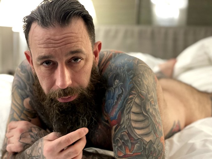 Come to bed, it's cold out. https://t.co/NkcT5e0CNx