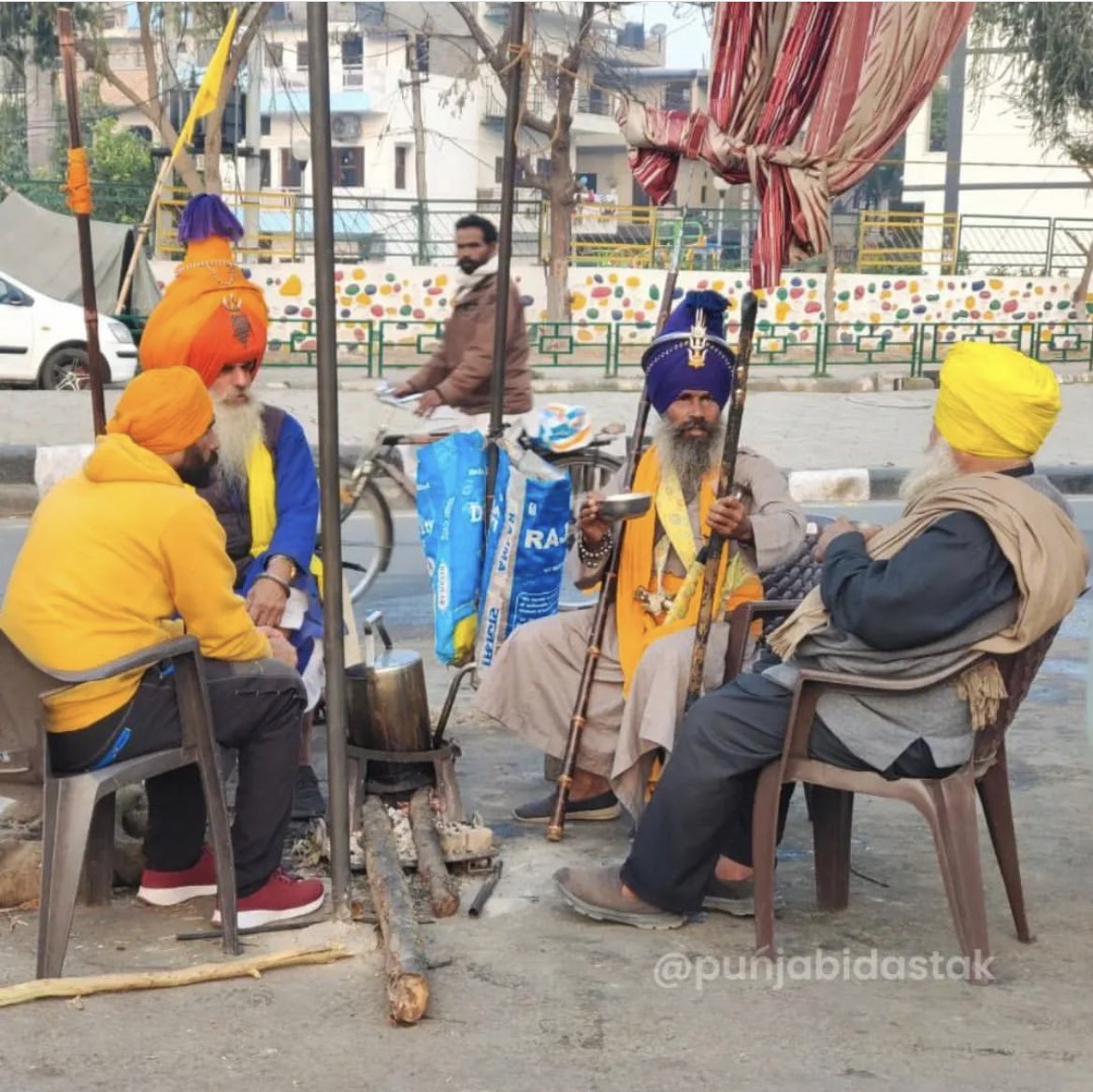 ਇੱਕ ਵਾਰੀ ਤਾਂ ਮੌਤ ਵੀ ਕੰਬ ਜਾਂਦੀ 
ਖੜਾ ਦੇਖ ਕੇ ਸਿੰਘ ਸਰਦਾਰ ਮੂਹਰੇ 
        ਵੱਡੇ ਵੱਡੇ ਜਾਲਮ ਵੀ ਢੇਰ ਹੋ ਗਏ 
         ਚਮਕਦੀ ਤੇਜ ਤਲਵਾਰ ਮੂਹਰੇ 

#ReleaseSikhPrisoners