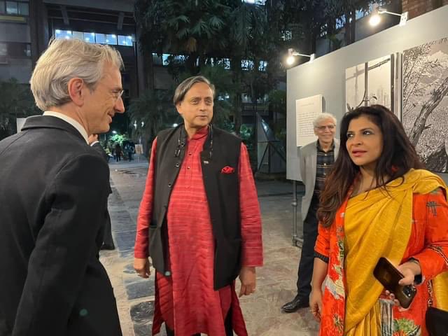 akshaybakaya's tweet image. Diplomatic damage-control smile? French ambassador #EmmanuelLenain, in usual #StandWithCongress pose with chaperone @ShashiTharoor, stumbles upon @shaziailmi of ruling ‘fascist’ @BJP4India. 🤪