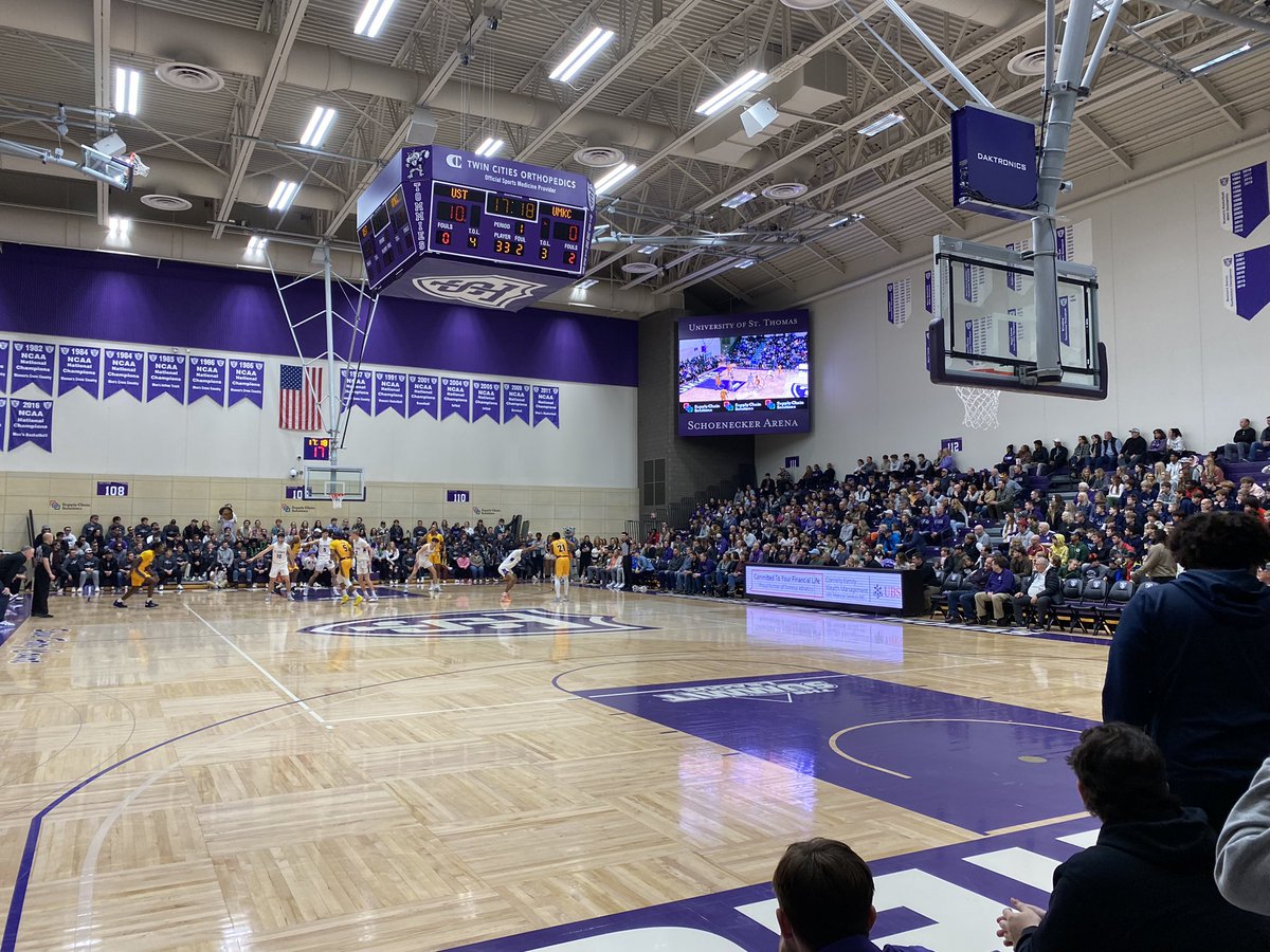 FraserBen's tweet photo. Two great games, two great crowds, two home wins for @TommieMBBall and @TommieMHockey !! https://t.co/64q3VUh3yJ