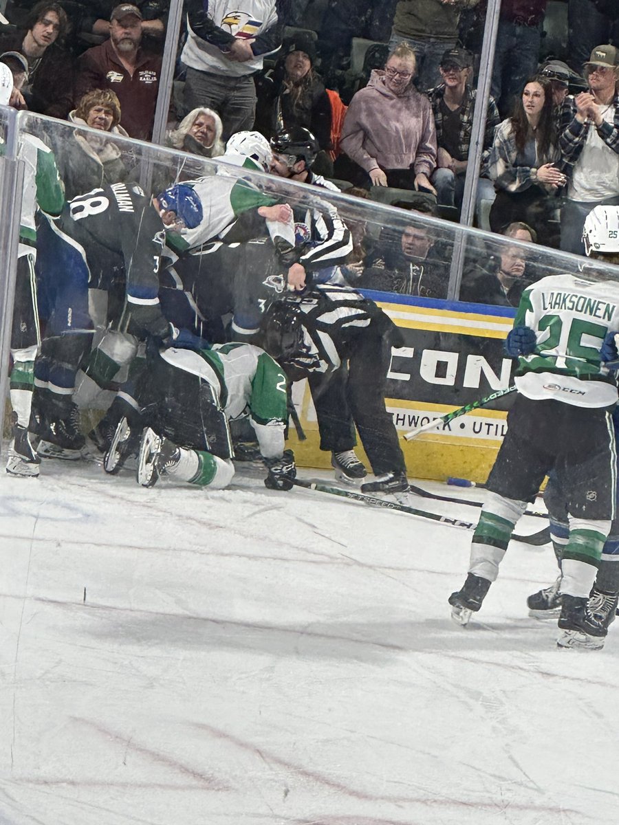 Sevy__'s tweet photo. #letsgoeagles #eaglescountry https://t.co/MR3sh66ePN
