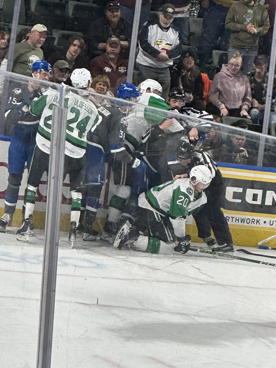 Sevy__'s tweet photo. #letsgoeagles #eaglescountry https://t.co/MR3sh66ePN