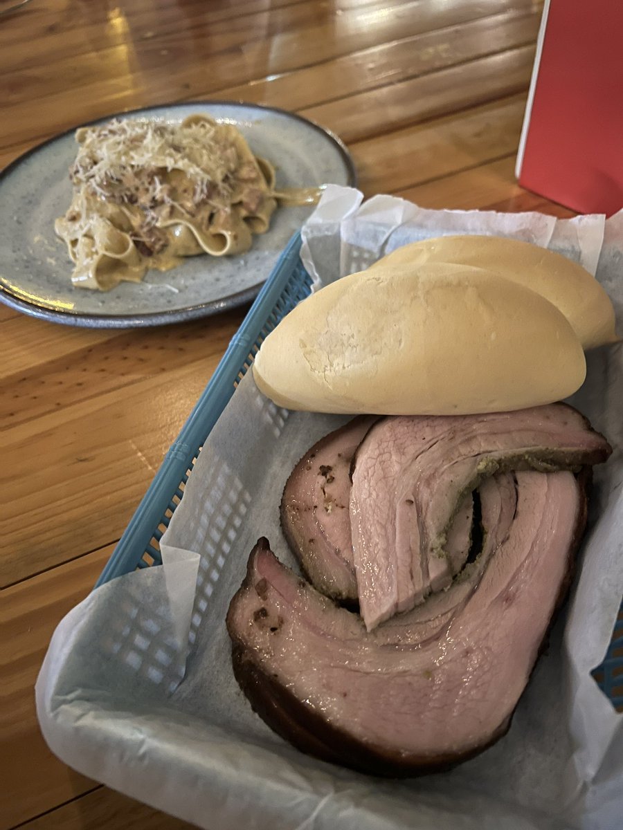ChefManey's tweet image. Ella hace todo por seducirmeeee…
Y yo voy voy voy🎵

(Ella es la porchetta y carbonara del menú italiano del @ehebbq)