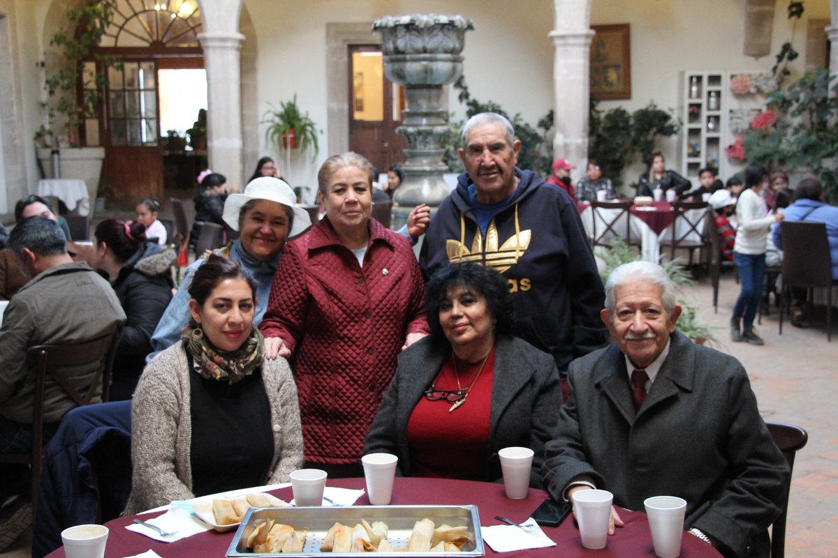 SenadoraV's tweet photo. Con motivo de la celebración del amor y la amistad, hoy compartimos  la tarde con compañeros y compañeras de lucha.

#SenadoraMargaritaValdez #Durango

https://t.co/GmXVRx6Nyx https://t.co/Nl9vcy7tqf