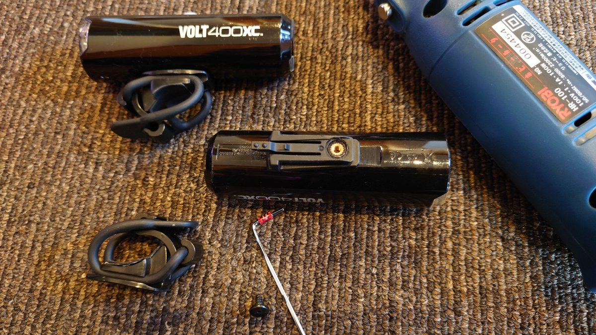 KUROKUR69311760's tweet photo. #VOLT400XC #CATEYE
#マウント加工 #VOLT400
軽量タイプのVOLT400 XCの ゴムバンドタイプのライトが、2つあるので1つはマウントに取り付け出来るように作りました。ルーターで、かなり削ってフックを装置😼結合部の段差の隙間の溝はBLACKのコーキング材でヘラで埋めて綺麗に仕上げました😺👏 https://t.co/mwJpaVxHKN