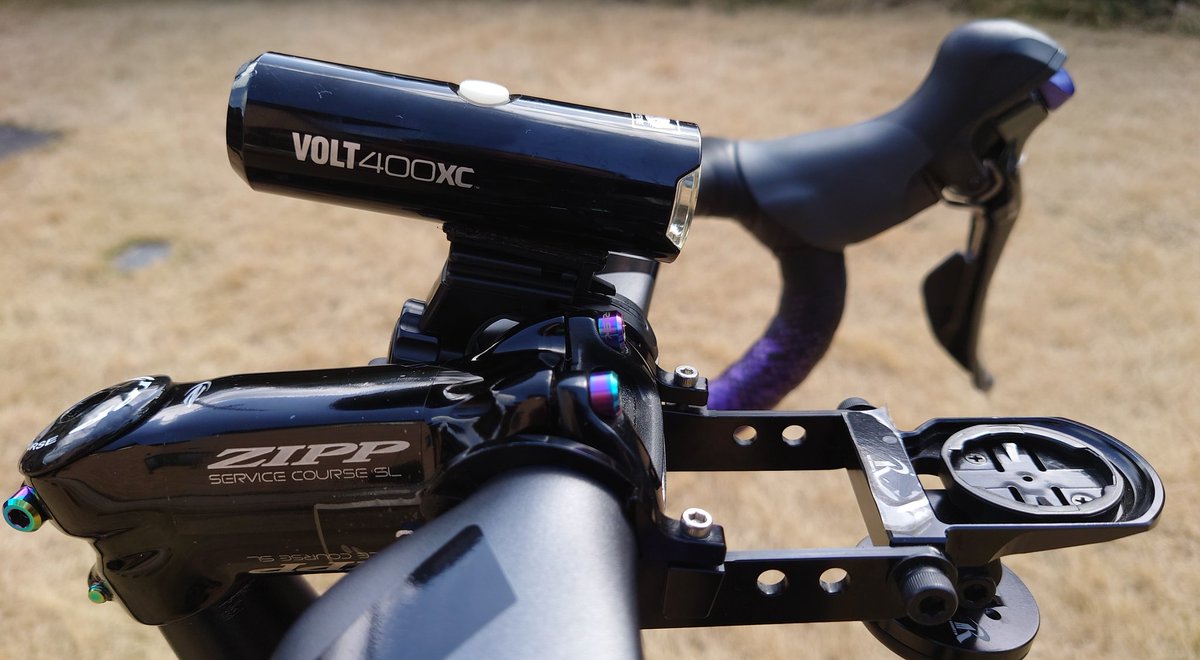 KUROKUR69311760's tweet photo. #VOLT400XC #CATEYE
#マウント加工 #VOLT400
軽量タイプのVOLT400 XCの ゴムバンドタイプのライトが、2つあるので1つはマウントに取り付け出来るように作りました。ルーターで、かなり削ってフックを装置😼結合部の段差の隙間の溝はBLACKのコーキング材でヘラで埋めて綺麗に仕上げました😺👏 https://t.co/mwJpaVxHKN