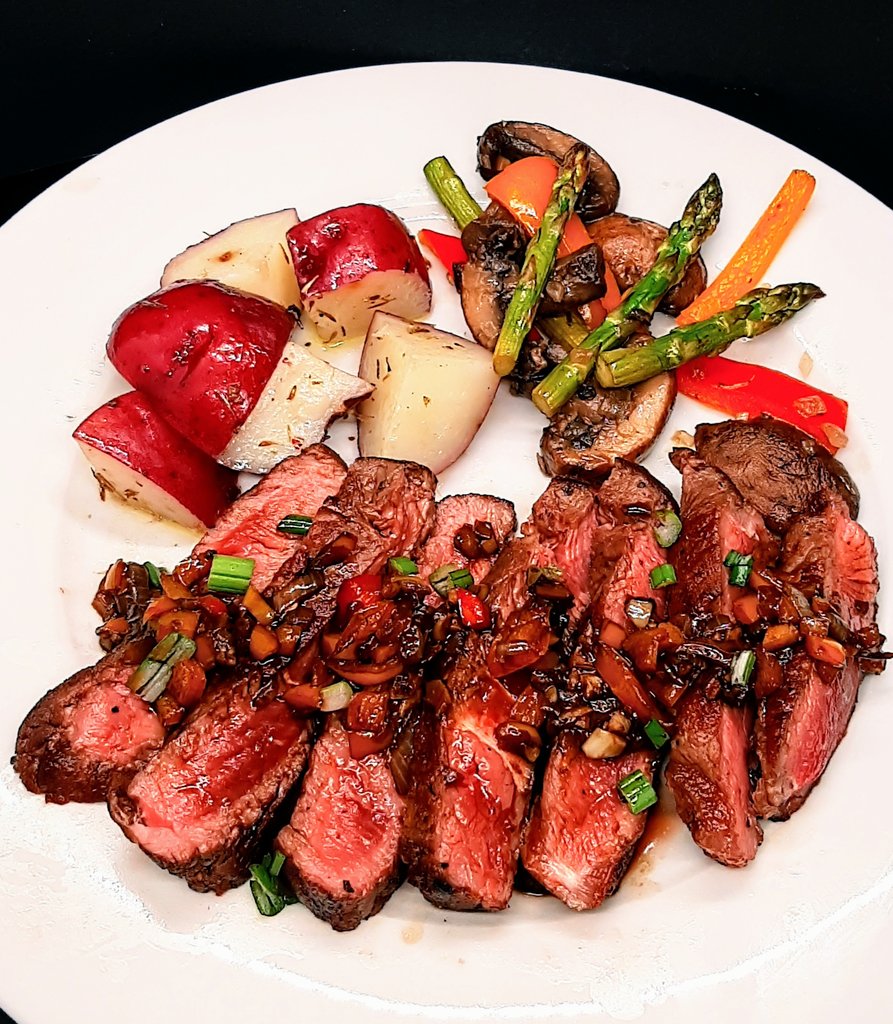 FoodieGrizzly's tweet photo. #YummyliciousChef 
#FoodPhotography 
@HEB Grassfed Beef Top Loin Steak w/ Sweet Peppers Demi-glace
Sautéed vegetables medley w/ champagne vinegar 
Thyme &amp; garlic confit New Potatoes https://t.co/urxkeH4BxJ
